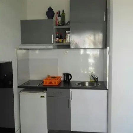 Tres Joli Studio,bien Equipe Terrasse,internet Apartment *